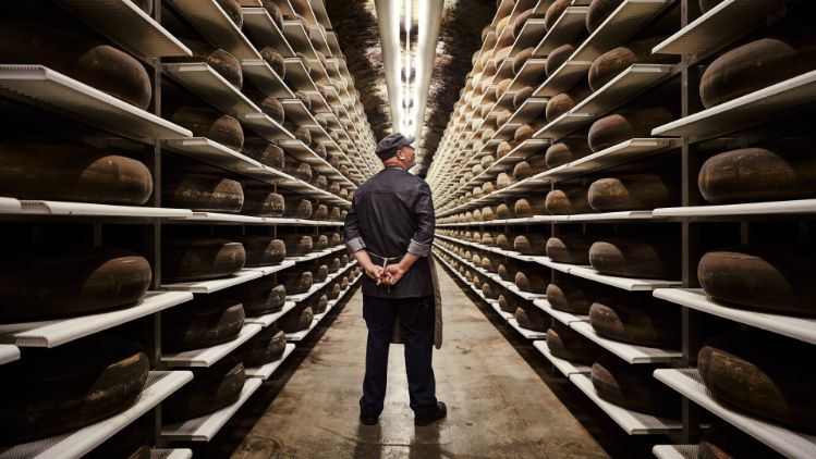 Hoehlenmeister steht in der KALTBACH Hoehle