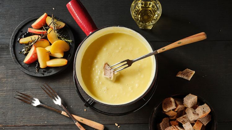 group-emmi-kaltbach-recipe-photo-cidre-fondue-3